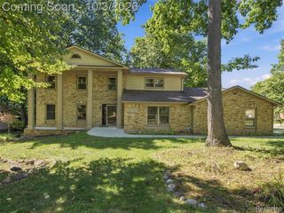 1304 Kings Carriage Road, Grand Blanc, MI 48439