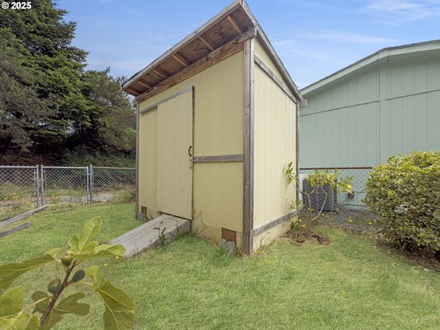 98041 HALLWAY Rd 26, Brookings, OR 97415
