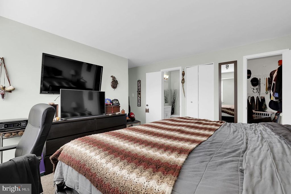 Image 11 of property listing at 1 SUMMIT HILL CT #B-2, Catonsville, MD 21228