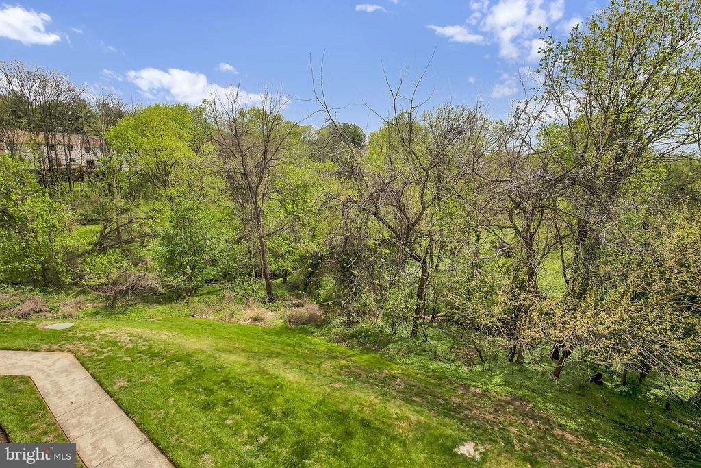 Image 15 of property listing at 1 SUMMIT HILL CT #B-2, Catonsville, MD 21228