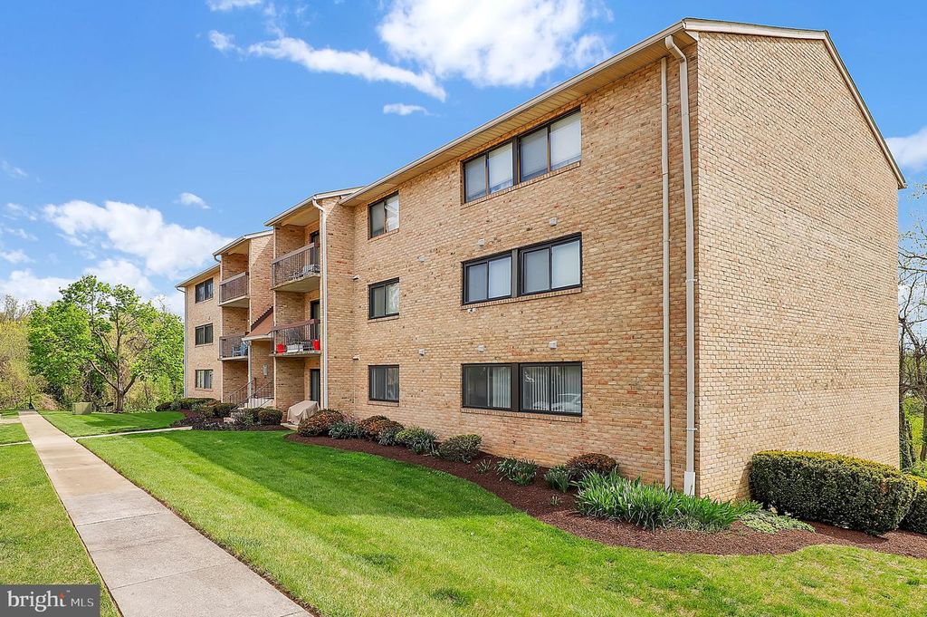 Image 16 of property listing at 1 SUMMIT HILL CT #B-2, Catonsville, MD 21228