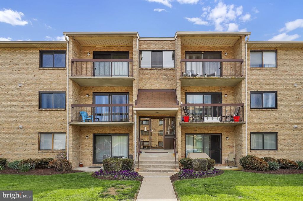 Image 2 of property listing at 1 SUMMIT HILL CT #B-2, Catonsville, MD 21228