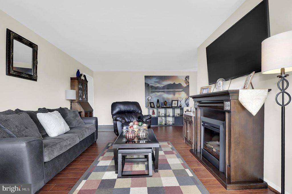 Image 3 of property listing at 1 SUMMIT HILL CT #B-2, Catonsville, MD 21228