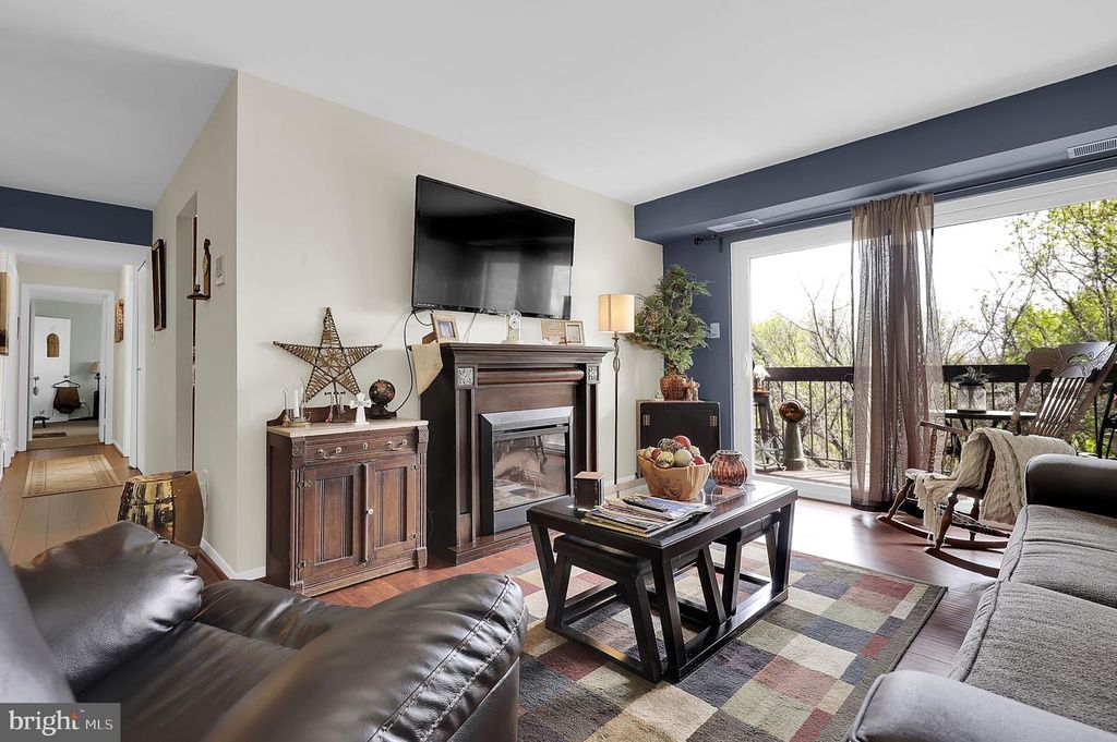 Image 4 of property listing at 1 SUMMIT HILL CT #B-2, Catonsville, MD 21228