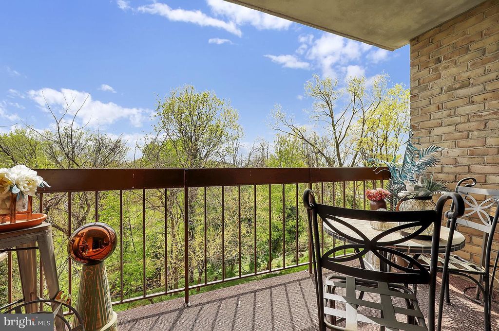 Image 5 of property listing at 1 SUMMIT HILL CT #B-2, Catonsville, MD 21228