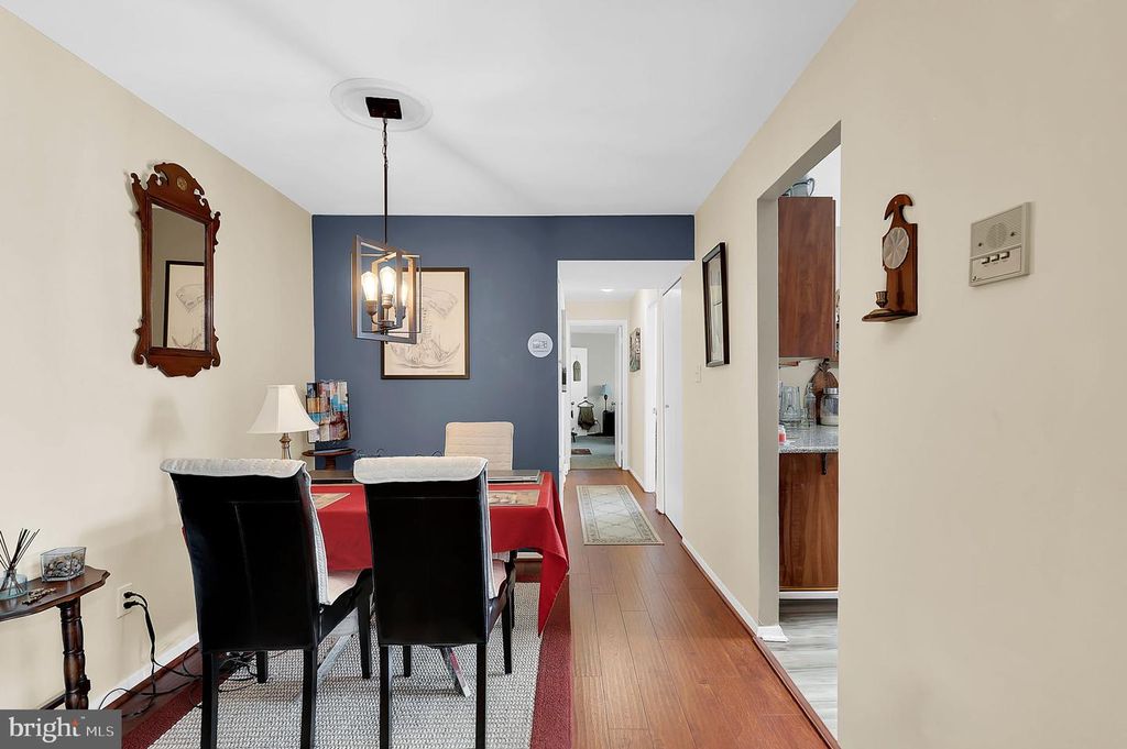 Image 6 of property listing at 1 SUMMIT HILL CT #B-2, Catonsville, MD 21228