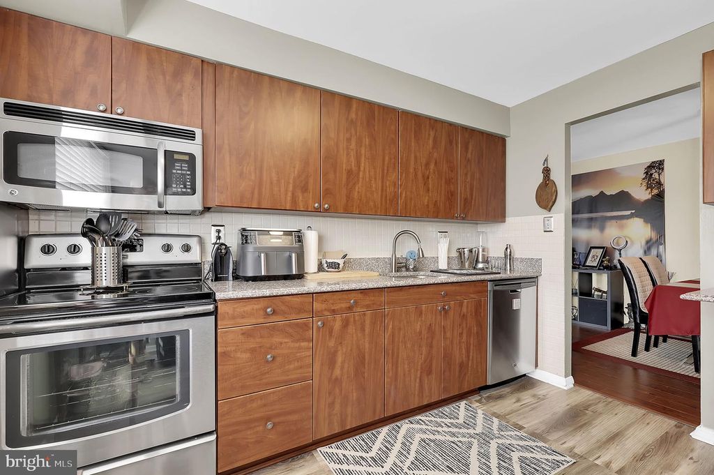 Image 7 of property listing at 1 SUMMIT HILL CT #B-2, Catonsville, MD 21228