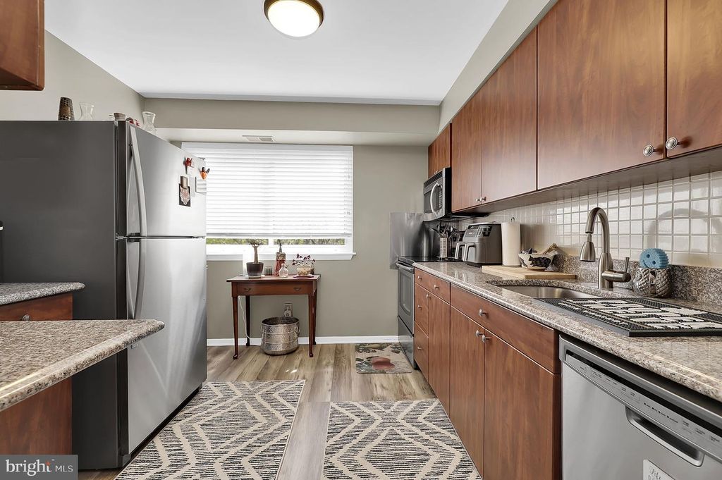 Image 8 of property listing at 1 SUMMIT HILL CT #B-2, Catonsville, MD 21228