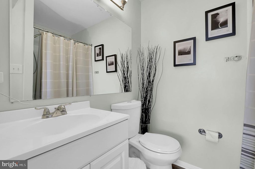 Image 9 of property listing at 1 SUMMIT HILL CT #B-2, Catonsville, MD 21228