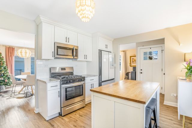 987 Lakewood Drive, Bartlett, IL 60103