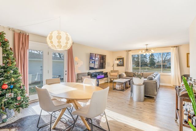 987 Lakewood Drive, Bartlett, IL 60103