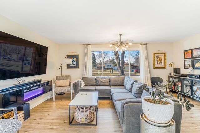 987 Lakewood Drive, Bartlett, IL 60103