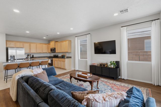 2027 White Dove Street SE, Albuquerque, NM 87123