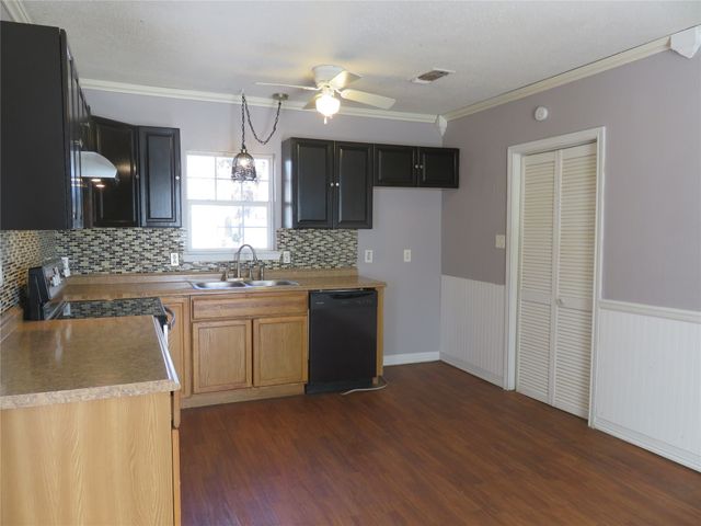 2513 W Walker Street, Denison, TX 75020