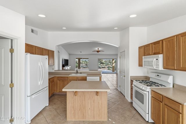 1140 N Rams Head Road, Green Valley, AZ 85614