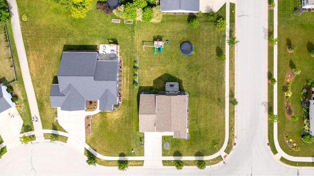 1298 Juniper LANE, Oconomowoc, WI 53066