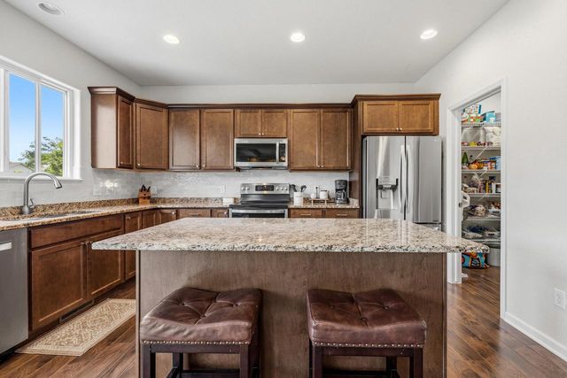 1298 Juniper LANE, Oconomowoc, WI 53066
