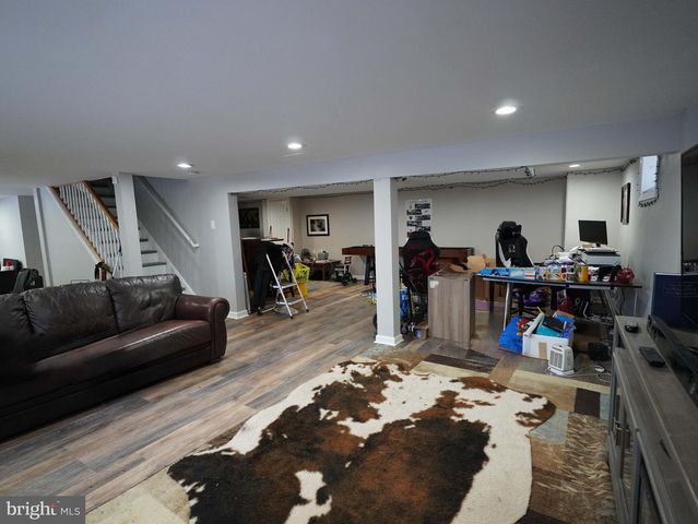 6 CYPRESS CIR, West Deptford, NJ 08096