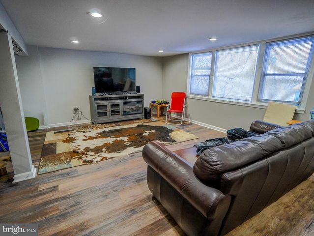 6 CYPRESS CIR, West Deptford, NJ 08096