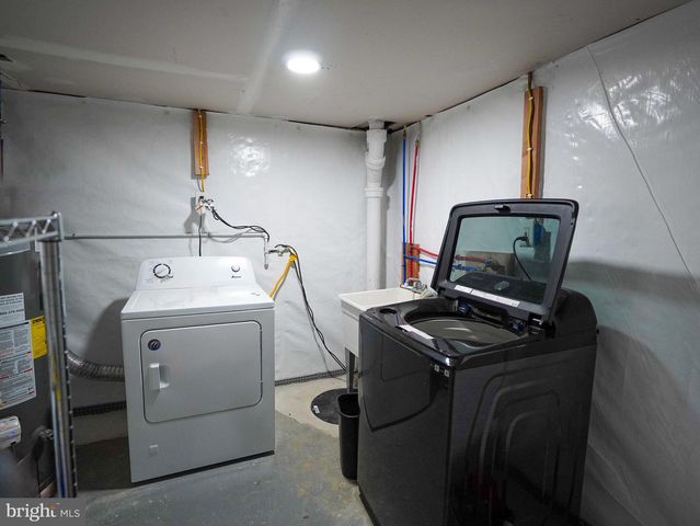 6 CYPRESS CIR, West Deptford, NJ 08096