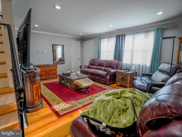 6 CYPRESS CIR, West Deptford, NJ 08096