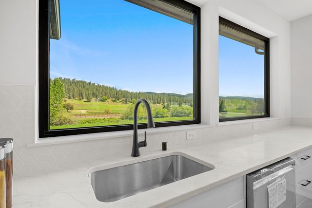 19490 N Madison Rd, Mead, WA 99021