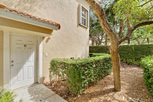 104 Lighthouse Circle H-2, Tequesta, FL 33469