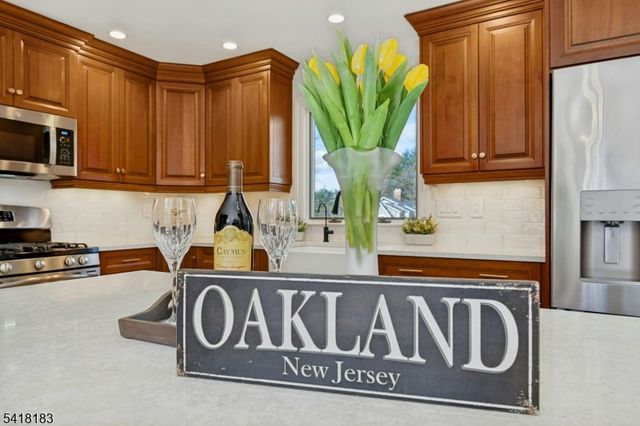 1 Laurel Ct, Oakland Boro, NJ 07436