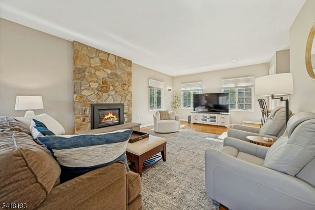 1 Laurel Ct, Oakland Boro, NJ 07436