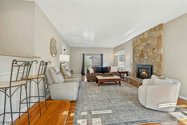 1 Laurel Ct, Oakland Boro, NJ 07436