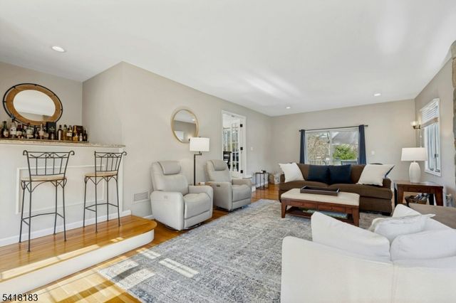 1 Laurel Ct, Oakland Boro, NJ 07436