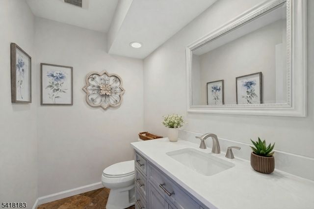 1 Laurel Ct, Oakland Boro, NJ 07436