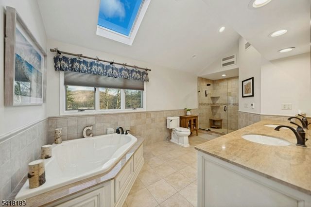 1 Laurel Ct, Oakland Boro, NJ 07436