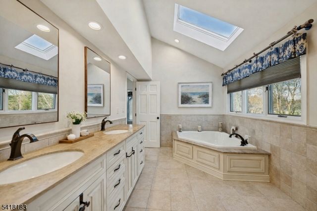 1 Laurel Ct, Oakland Boro, NJ 07436