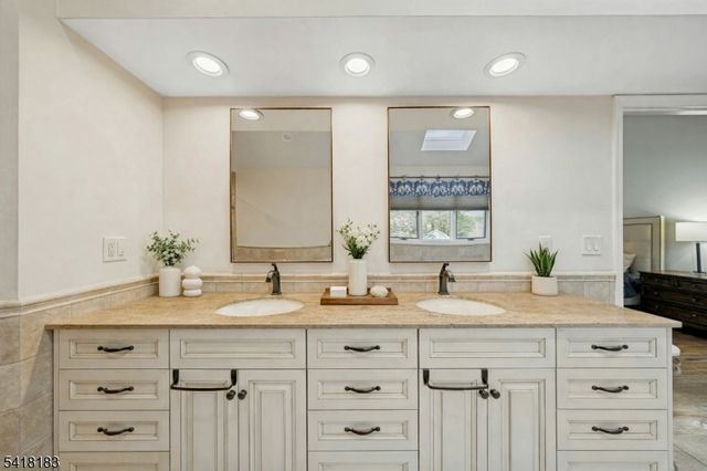 1 Laurel Ct, Oakland Boro, NJ 07436