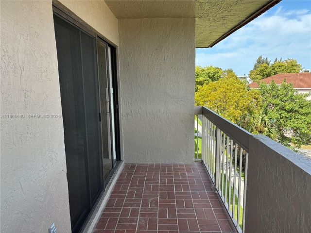 1121 SW 122 AV 414, Miami, FL 33184