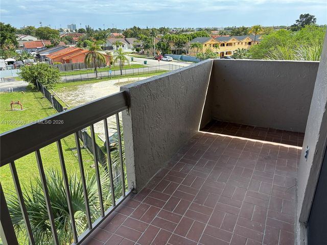 1121 SW 122 AV 414, Miami, FL 33184