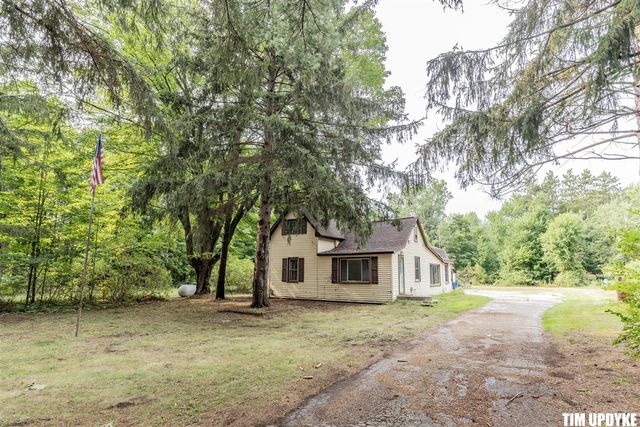 5924 E Sternberg Road, Fruitport, MI 49415