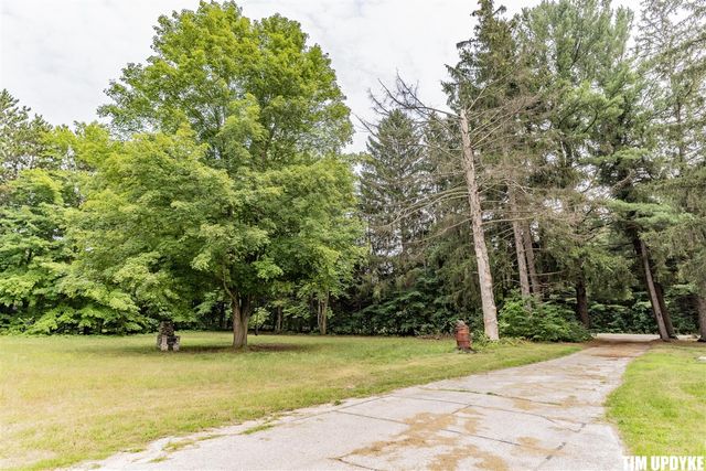 5924 E Sternberg Road, Fruitport, MI 49415