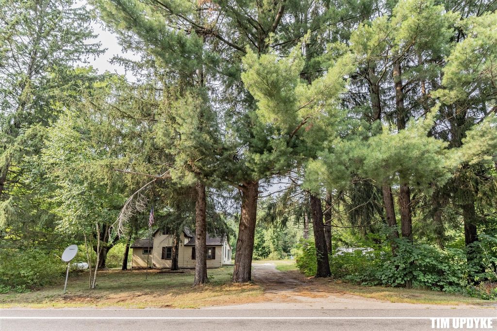 5924 E Sternberg Road, Fruitport, MI 49415