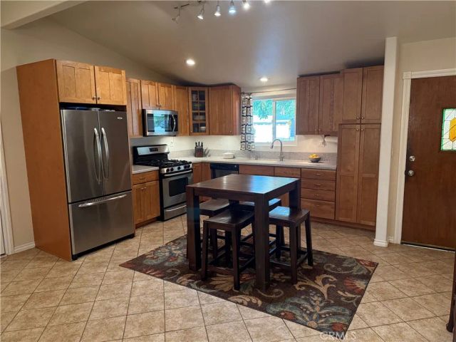 545 E Gainsborough Road, Thousand Oaks, CA 91360