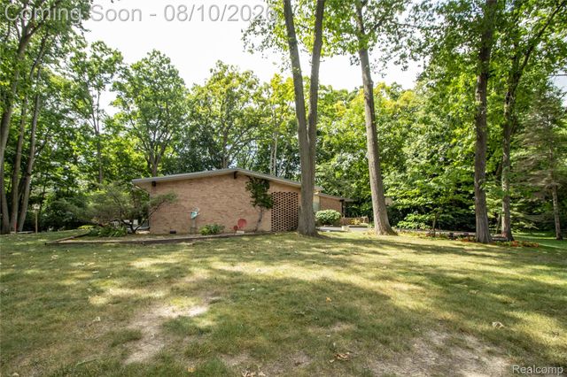 9302 Green Tree Drive, Grand Blanc Charter Township, MI 48439