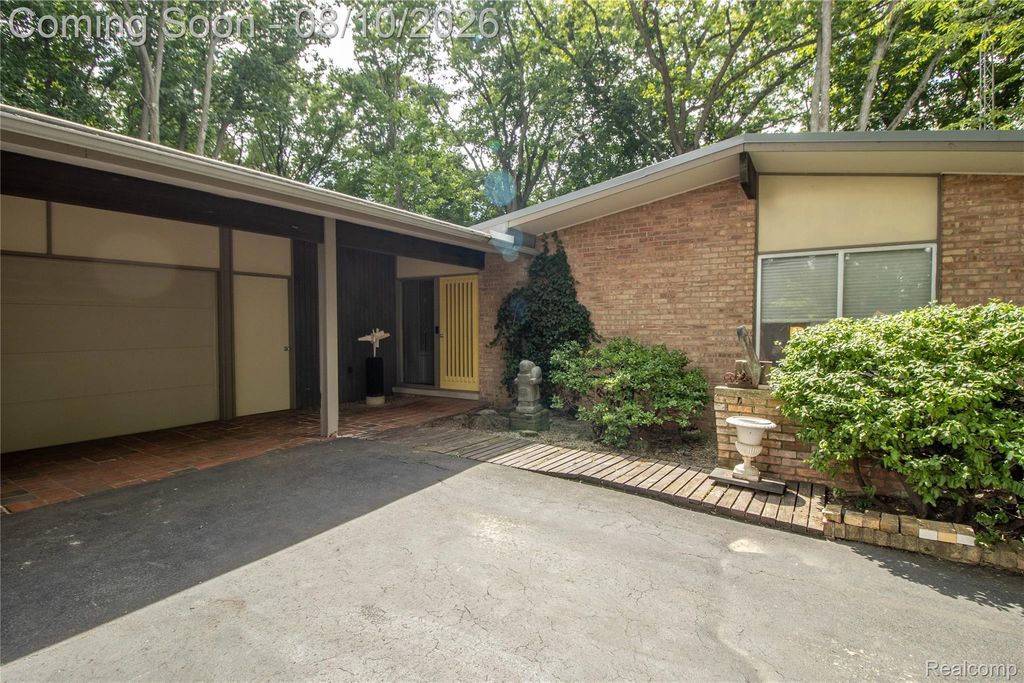 9302 Green Tree Drive, Grand Blanc Charter Township, MI 48439