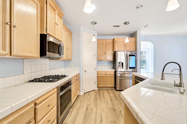 1049 Stanford Avenue, Madera, CA 93637