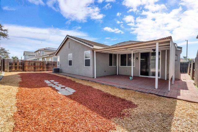 1049 Stanford Avenue, Madera, CA 93637
