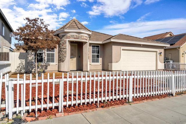 1049 Stanford Avenue, Madera, CA 93637