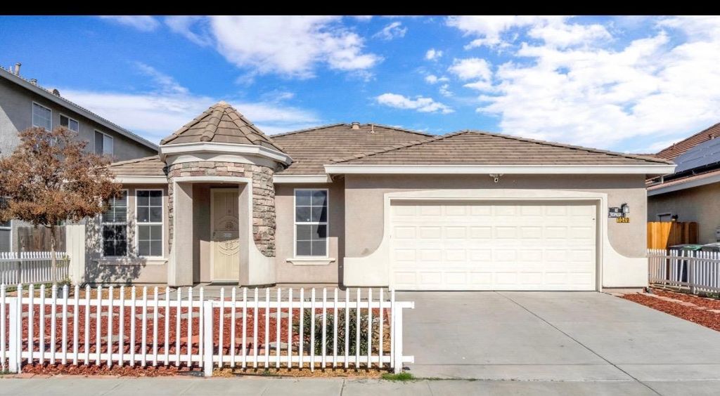 1049 Stanford Avenue, Madera, CA 93637
