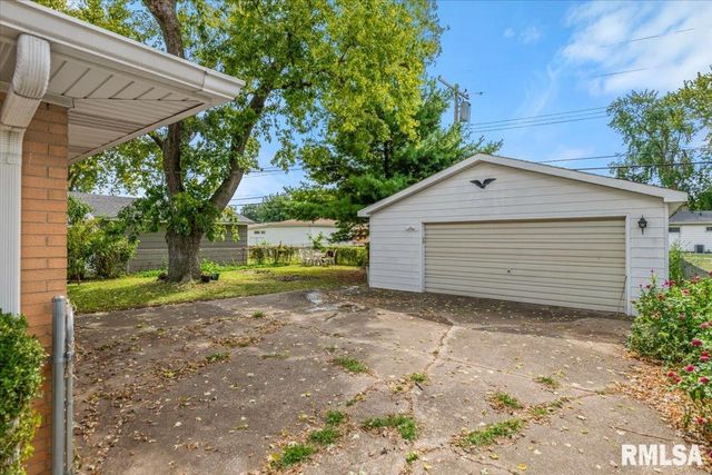 2124 BLACKHAWK Road, Springfield, IL 62702