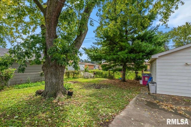 2124 BLACKHAWK Road, Springfield, IL 62702