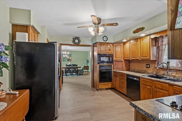 2124 BLACKHAWK Road, Springfield, IL 62702